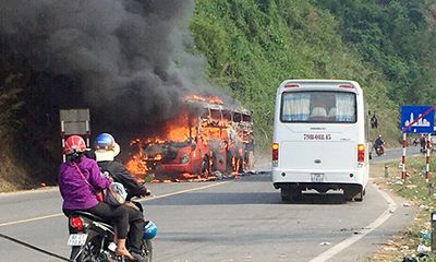 Xe khách Phương Trang bốc cháy dữ dội, hàng chục người hoảng loạn tung cửa tháo chạy