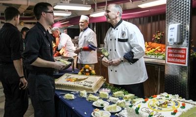Cận cảnh 150 đầu bếp phục vụ trên tàu sân bay Carl Vinson