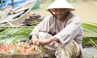 Thích thú với hình ảnh Mike Tyson đội nón lá, bán hoa quả ở chợ nổi