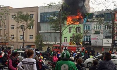 Hà Nội: Cháy lớn tại cửa hàng áo cưới 3 tầng