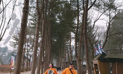 Văn Mai Hương và Bình An diện đồ đôi, nắm tay nhau đi du lịch Hàn Quốc