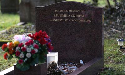 Cựu đại tá tình báo Nga có khả năng bị đầu độc bằng bó hoa đặt trước mộ vợ