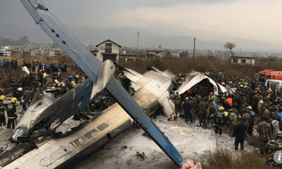 Máy bay chở 71 người bốc cháy kinh hoàng, ít nhất 39 người thiệt mạng