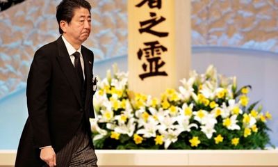 Bê bối lớn nhất sự nghiệp Thủ tướng Abe: Quan chức tự tử, người dân giảm tín nhiệm