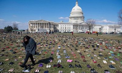 7.000 đôi giày của trẻ em Mỹ thiệt mạng vì xả súng phủ kín trước quốc hội Mỹ