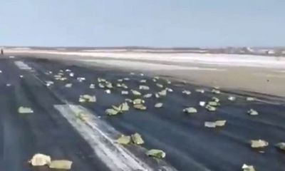 Cửa máy bay Nga bị hỏng khiến hơn 200 thỏi vàng rơi ra ngoài