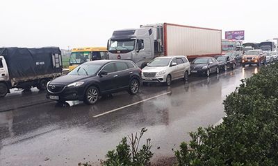 4 vụ tai nạn trong 30 phút, cao tốc Pháp Vân - Cầu Giẽ ùn tắc kinh hoàng