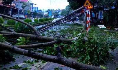 Gió lốc kèm mưa đá tàn phá nhiều nhà cửa ở Sơn La, Bắc Kạn