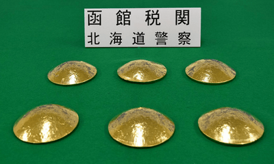 3 người Đài Loan bị bắt ở Nhật Bản vì giấu 10,5 kg vàng trong áo ngực
