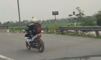 Video: Nam thanh niên lái xe máy bằng chân lao vun vút trên QL21