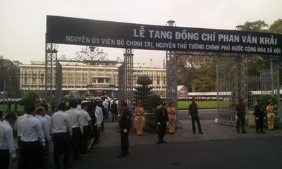 Dòng người xếp hàng dự Lễ truy điệu nguyên Thủ tướng Phan Văn Khải