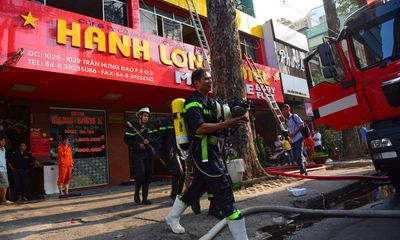 TP.HCM: Khách sạn bốc cháy ngùn ngụt, cảnh sát nỗ lực giải cứu 19 người mắc kẹt 