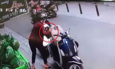 Video: 2 phụ nữ dàn cảnh, mở cốp xe Vespa lấy trộm túi xách rồi tẩu thoát