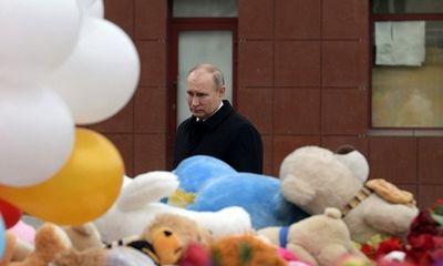 Tổng thống Putin đặt hoa tưởng niệm các nạn nhân trong vụ hỏa hoạn trung tâm thương mại ở Nga