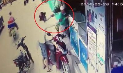 Video: Cô gái bị uy hiếp, cướp điện thoại giữa ban ngày ở Sài Gòn