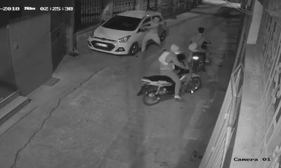 Clip: 4 thanh niên vặt trộm gương ôtô trong 3 giây ở Hà Nội