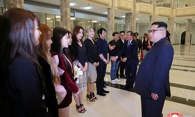 Ông Kim Jong-un xúc động khi xem dàn nghệ sĩ Hàn Quốc biểu diễn