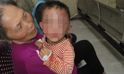 Thông tin bất ngờ vụ bé trai 2 tuổi ở Nghệ An bị bố dượng bạo hành