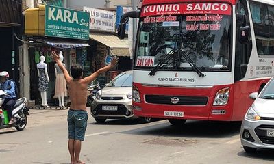 Người đàn ông chặn đầu xe ô tô, quỳ lạy ngoài đường khiến giao thông Sài Gòn tắc nghẽn