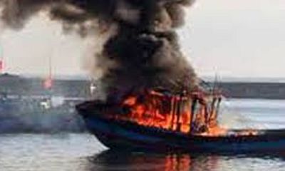 4 ngư dân ôm phao nhảy xuống biển khi tàu cá bốc cháy dữ dội