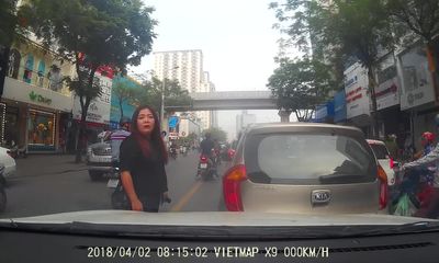 Video: Nữ tài xế lùi ô tô đâm vào người khác còn bắt đền
