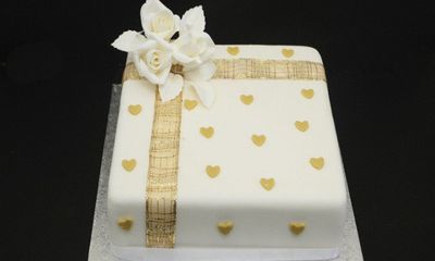 Choáng váng với chiếc bánh sinh nhật dát vàng sang chảnh