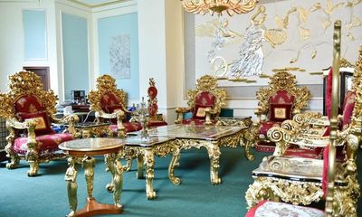 Cận cảnh bộ bàn ghế dát vàng có giá 2 tỷ đồng của đại gia Việt 