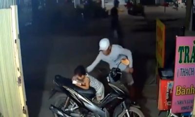 Video: Bé trai khóc thét khi bị trộm lấy điện thoại