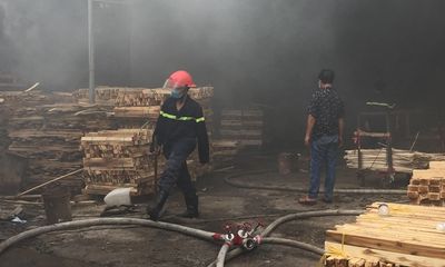 Cháy gần 1.000 m2 xưởng gỗ ở Đồng Nai