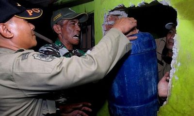 Hơn 60 người tử vong vì ngộ độc rượu giả từ thuốc chỗng muỗi ở Indonesia
