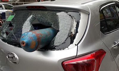 Hà Nội: Bình gas rơi trúng ô tô đang chạy