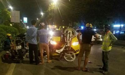 TP.HCM: Xe máy đối đầu taxi, nam thanh niên nhập viện 