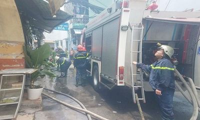TP. Hồ Chí Minh: Cảnh sát giải cứu cụ ông bị mắc kẹt ở đám cháy
