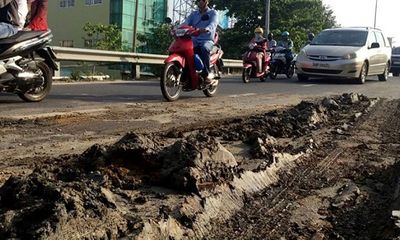 Nhiều xe máy trượt ngã vì đường đầy bùn nhão