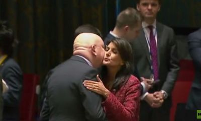 Clip: Đại sứ Nga - Mỹ tại LHQ bất ngờ ôm hôn thân thiện