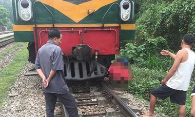 Tai nạn đường sắt, một phụ nữ người Mông dính chặt vào đầu tàu tử vong