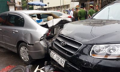 Hàng loạt xe tông liên hoàn trước cổng bệnh viện Bạch Mai, nhiều người bị thương