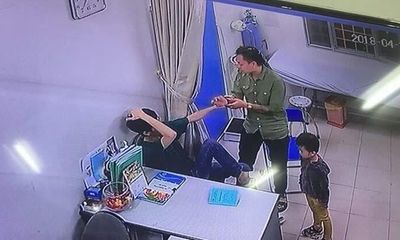 Clip: Bác sĩ BV Xanh Pôn bị người nhà bệnh nhân chửi bới, đánh liên tiếp vào mặt
