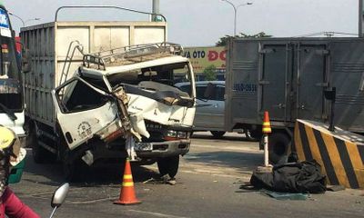 Xe tải tông trạm BOT cầu Đồng Nai, nhân viên thu phí chạy tán loạn