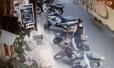 Clip: Người phụ nữ thản nhiên dắt trộm xe đạp điện trên phố