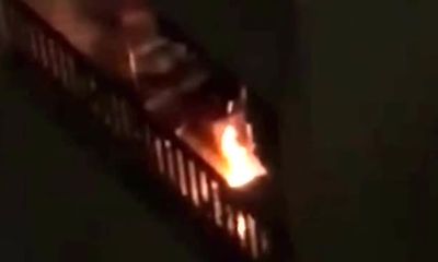 Nam sinh viên thản nhiên đốt vàng mã ở ban công chung cư HH Linh Đàm
