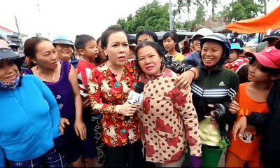 Clip “fan ruột” của Việt Hương: Bỏ cả con dâu đau đẻ để chụp ảnh với thần tượng
