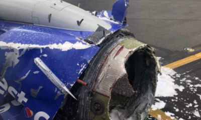 Hiện trường tan hoang vụ nổ động cơ máy bay hàng không của Mỹ