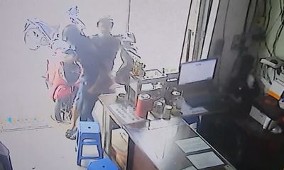 Clip: Người dân bắt quả tang thanh niên trộm điện thoại trong cửa hàng cầm đồ