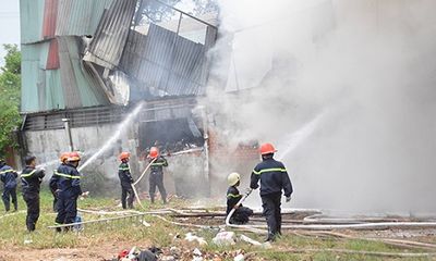 Sài Gòn: Lực lượng PCCC phá tường, dập lửa cứu xưởng may