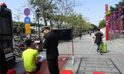 Những hình phạt độc lạ dành cho người đi bộ chỉ có ở Trung Quốc