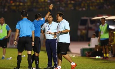 HLV Trần Minh Chiến bị cấm chỉ đạo hai trận ở V-League vì phản ứng trọng tài