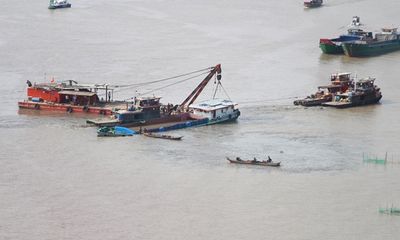 Đã trục vớt thành công sà lan chìm trên sông Sài Gòn