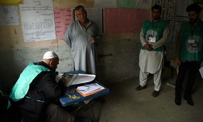 Afghanistan: Đánh bom liều chết, bắt cóc nhân viên bầu cử