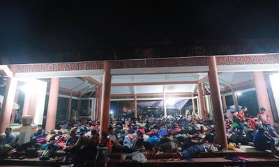 Hình ảnh người dân “màn trời, chiếu đất” xuyên đêm chờ được dâng hương ở Đền Hùng